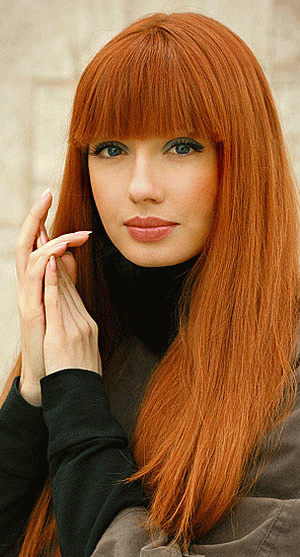 Густая челка для длинных рыжих волос делает образ еще более ярким.