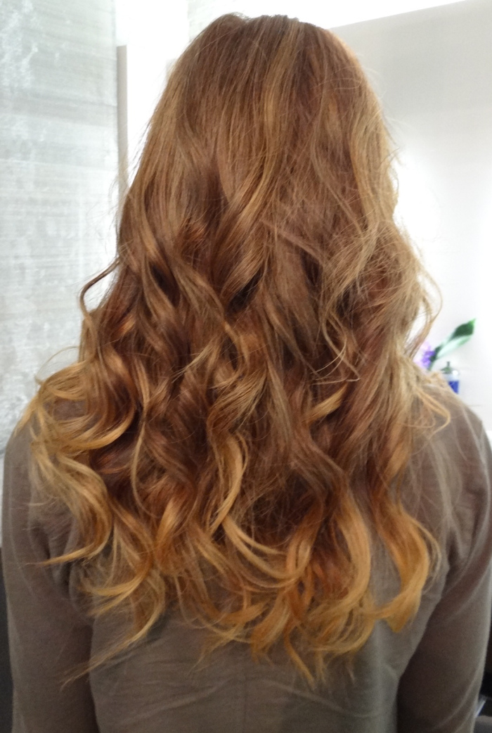 Омбре: светло-коричневые волосы с карамельными кончиками. Красивый естественно выглядящий переход цвета.