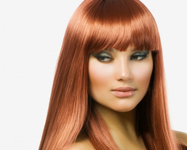Прямая челка великолепно смотрится с полотном здоровых волос, особенно такого нежного светло-медного оттенка рыжего цвета