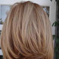 Мелирование на короткие волосы до плеч. Светлый блонд с светло-коричневым базовым цветом.