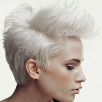 Белые волосы смотрятся стильно и необычно, если ты готова следить за корнями, то этот вариант отлично подойдет.