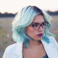 На этот раз блогер из Канады Ксандер попробовала на своих волосах нежно голубой цвет.