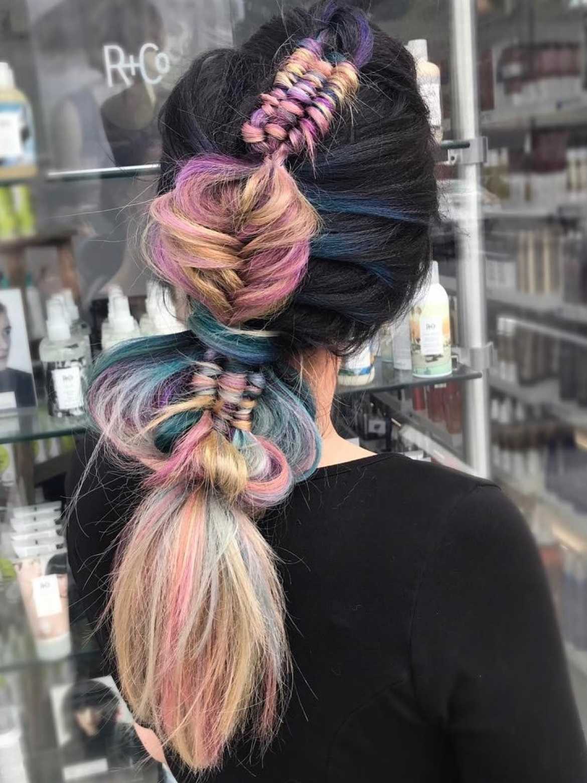 Сложное плетение волос из нескольких цветов