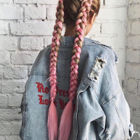 Очень хорошо выполненное плетение брейдов с розовым канекалоном для блондинки. Источник: салон Bandbru, Москва.