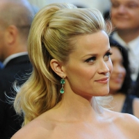 Укладка Reese Witherspoon (самая извечтная роль Риз - блондинка в законе) с высоким хвостом и обьемом у корней выглядит великолепно.