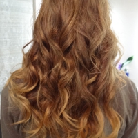 Омбре: светло-коричневые волосы с карамельными кончиками. Красивый естественно выглядящий переход цвета.