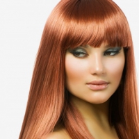 Прямая челка великолепно смотрится с полотном здоровых волос, особенно такого нежного светло-медного оттенка рыжего цвета