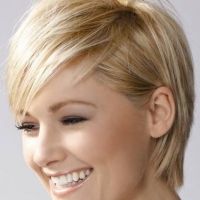 Короткая стрижка с челкой и цвет светлый блонд - солнечный образ.